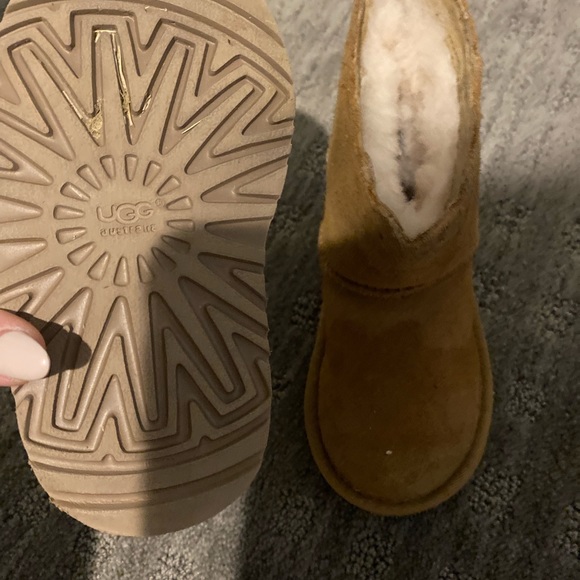 Toddler girl’s size 7 Ugg furry booties in tan - Picture 4 of 5
